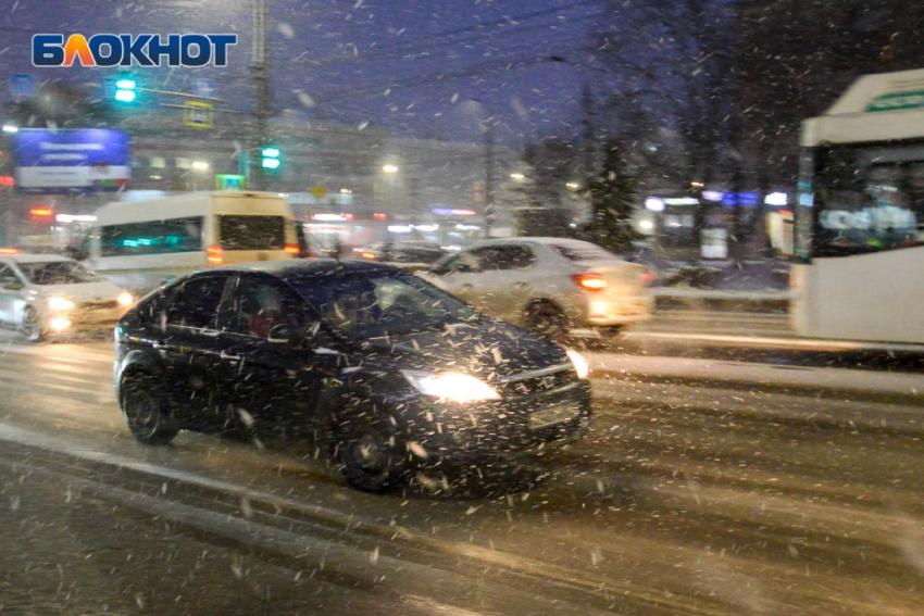 Масса аварий: в Волгограде снегопад стал бедствием
