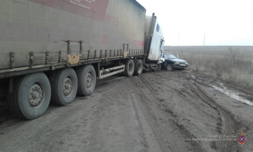  В тройном ДТП с фурой в Волгограде пострадали два человека