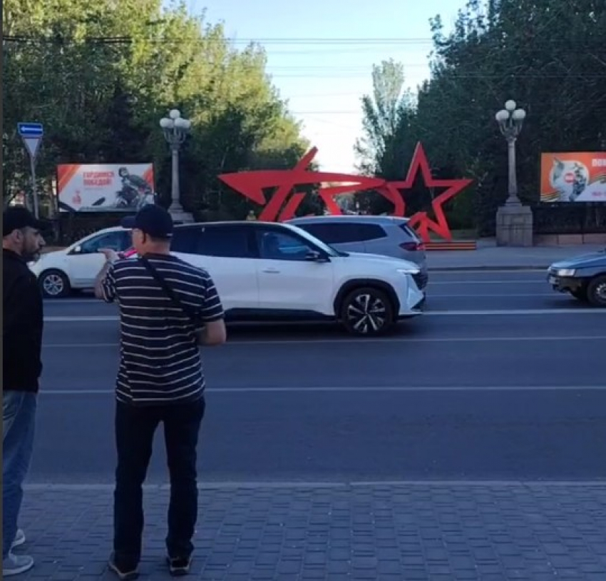 Толкающую под колеса ловушку для пешеходов нашли волгоградцы в центре города: видео
