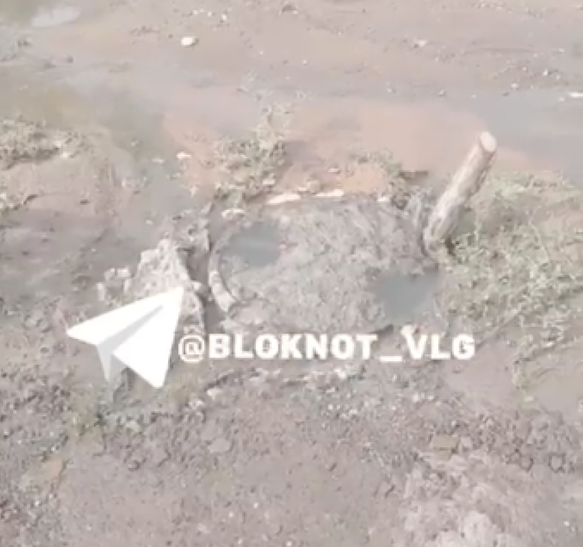 Извержение канализации у многоэтажек в Волгограде сняли на видео 