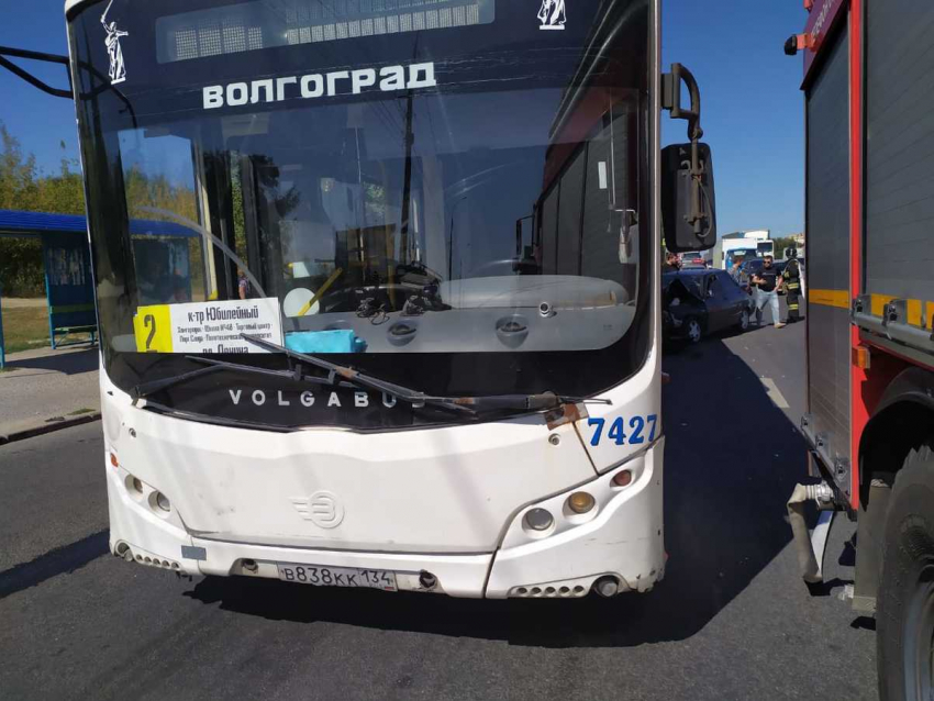 В Волгограде в столкновении «десятки» с автобусом пострадали четыре человека