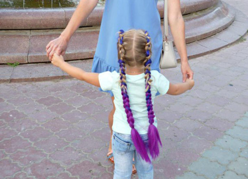 За фиолетовые косы ребенка волгоградцы осудили молодую мать