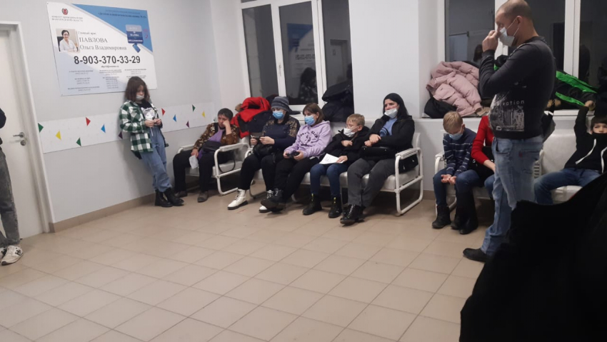 «Один падающий от усталости врач»: в детских поликлиниках Волгограда выстроились огромные очереди