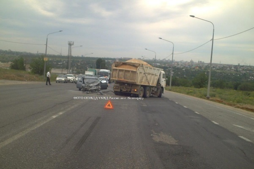 В Волгограде КамАЗ протаранил «Десятку»: двое в больнице