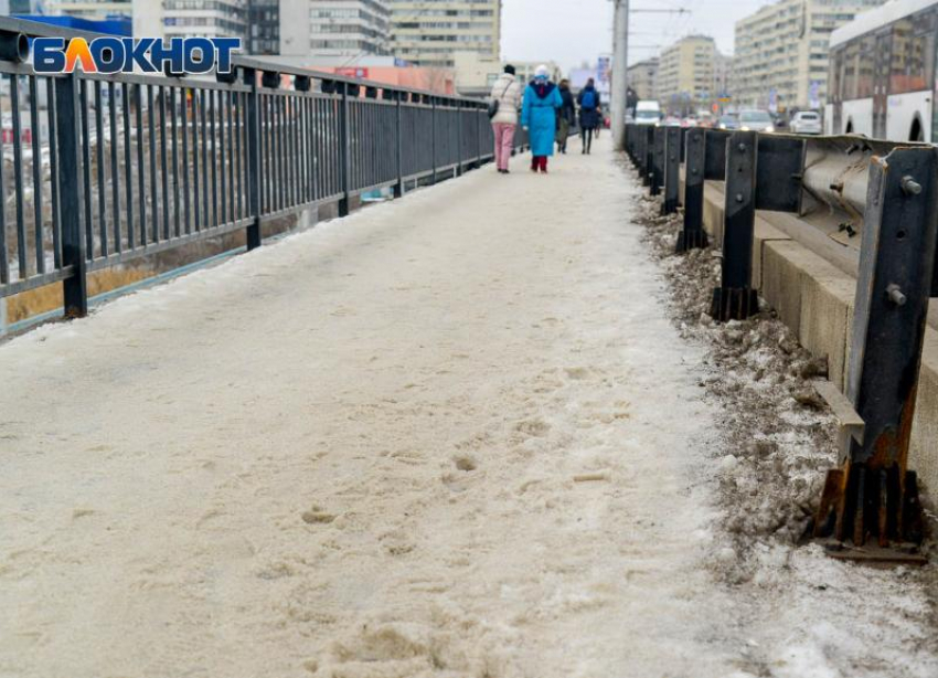 «Одну сторону почистили, вторая – сама растает»: волгоградцы недоумевают от расчищенных переходов на Астраханском мосту