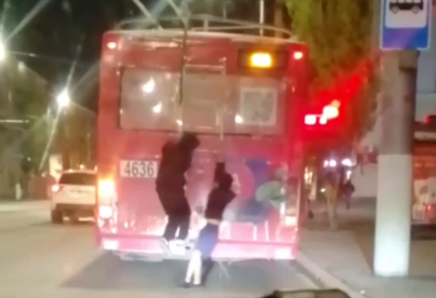 Дети-зацеперы катаются по ночам на троллейбусах в Волгограде 