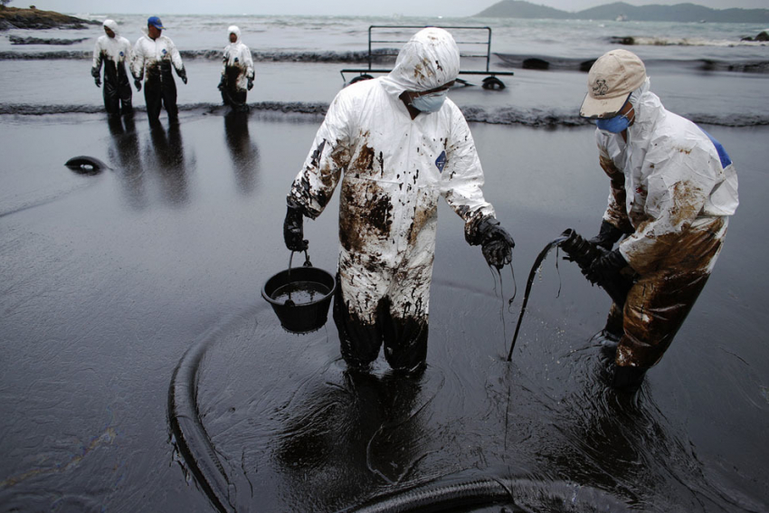 Полицейские ищут виновного в разливе нефти в Волге под Волгоградом 