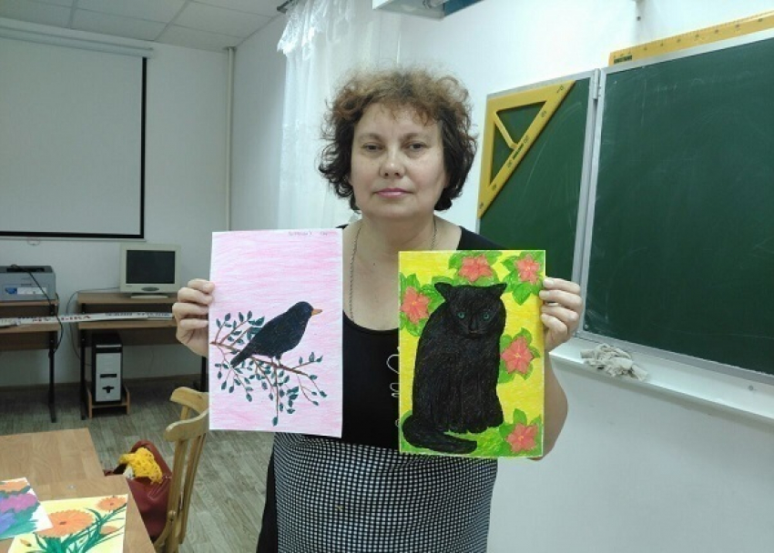 В Волгограде слабовидящая художница учит школьников рисовать