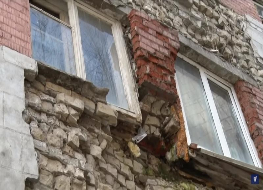 Разваливающееся общежитие в Волгограде отказывается ремонтировать фонд капремонта: подробности скандала