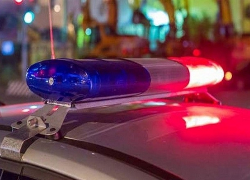 Легковушка врезалась в КамАЗ в Волгограде: водитель и 7-летний пассажир в больнице