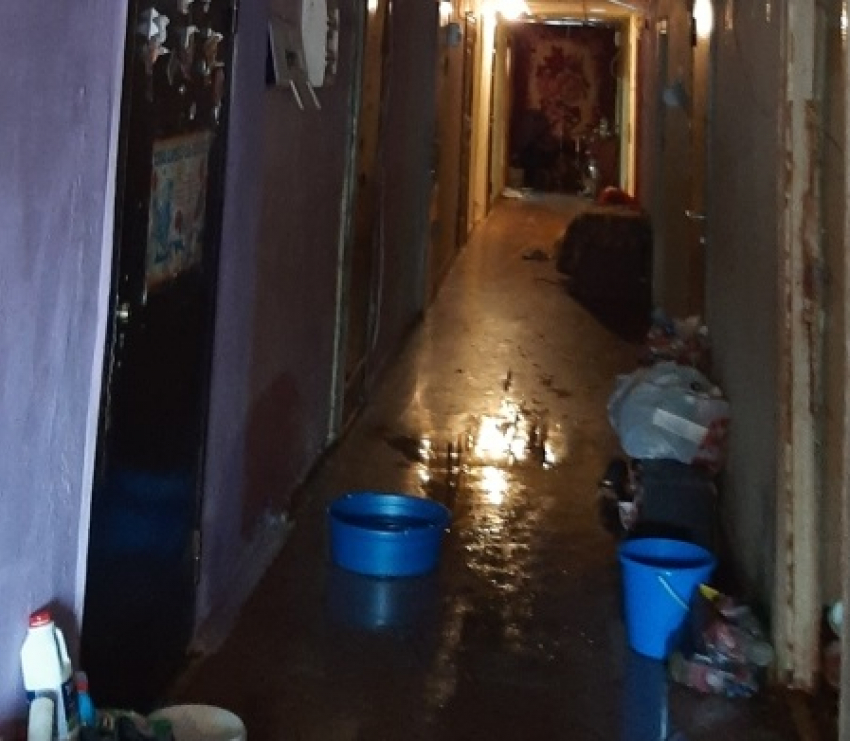 В Волгограде затопило общежитие с многодетными семьями: люди требуют расселения
