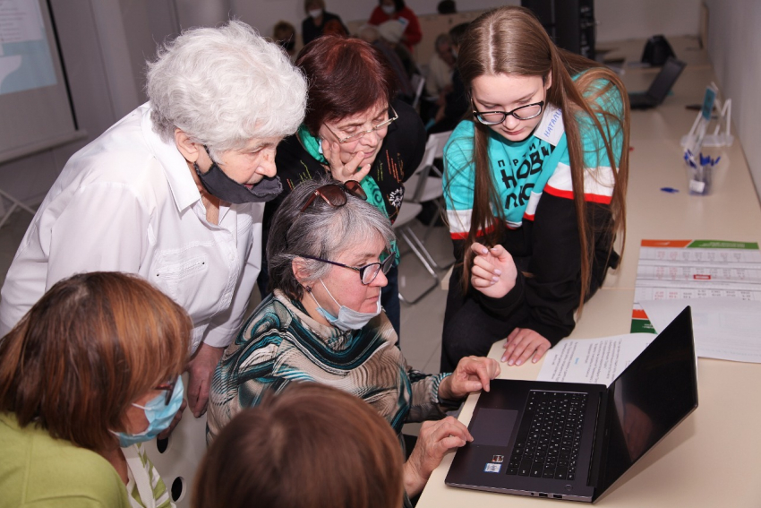 Партия «Новые люди» вдохновила волгоградских бабушек на Тик-Ток вместо вышивки