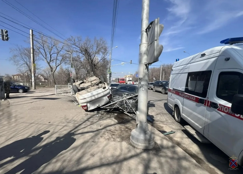 Skoda c 1,5-годовалой девочкой перевернулась в Волгограде: новые детали шок-ДТП