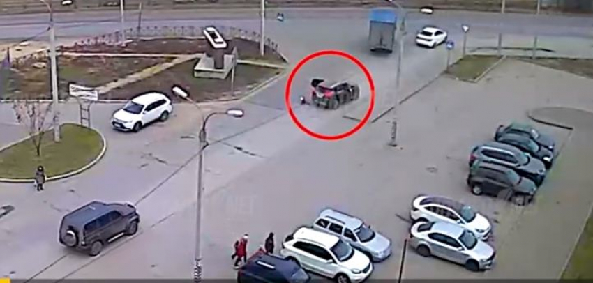 В Волгограде падение ребенка на ходу из внедорожника попало на видео