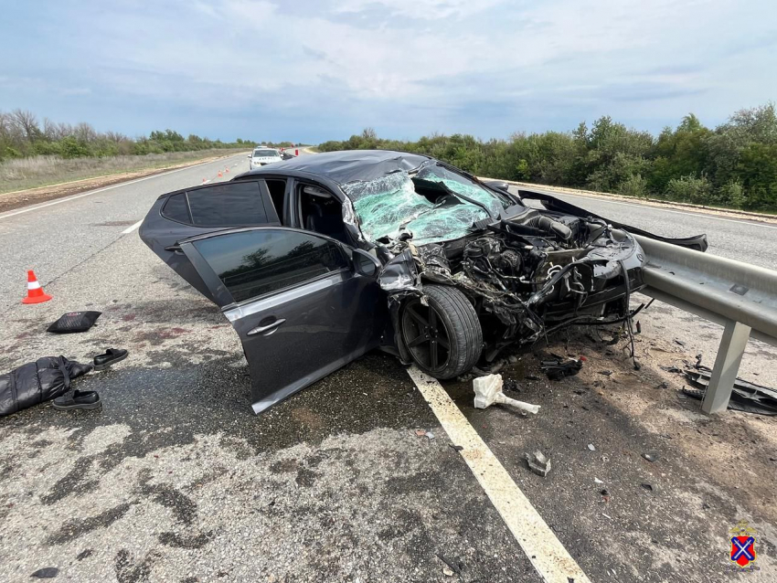 Фура раздавила иномарку с детьми под Волгоградом