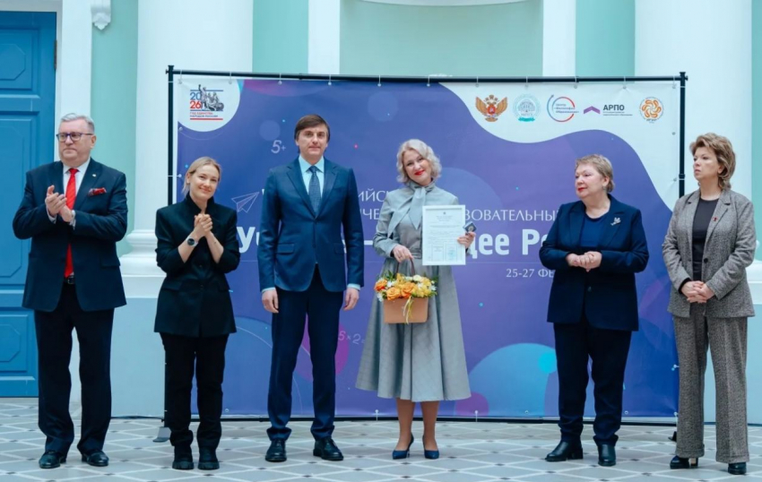 Министр образования наградил лучшего волгоградского воспитателя