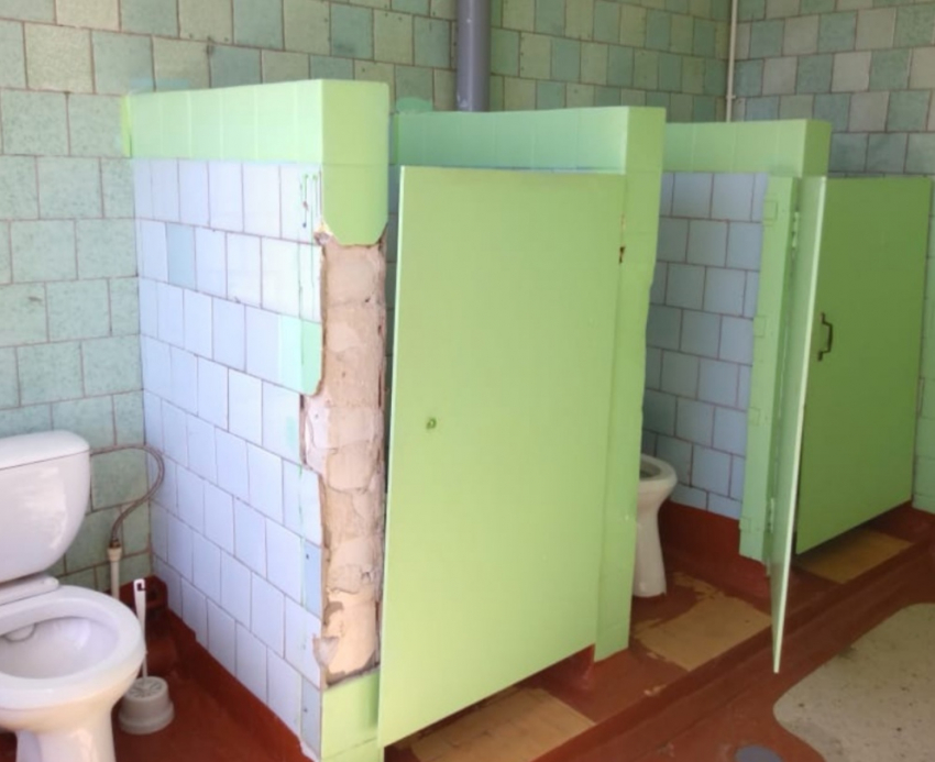 Хуже только на помойке: уборная школы Волгограда попала в рейтинг самых позорных туалетов