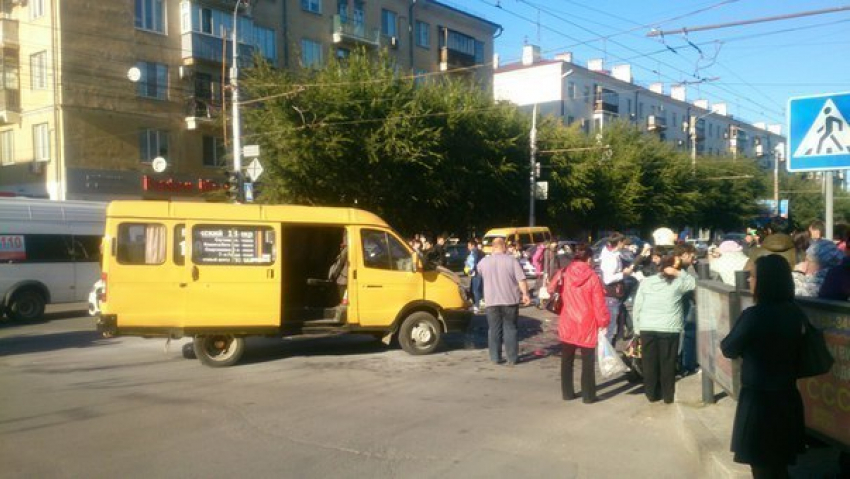 В Волгограде у ТЦ «Ворошиловский» «ВАЗ-2112» протаранил маршрутку №160: есть пострадавшие