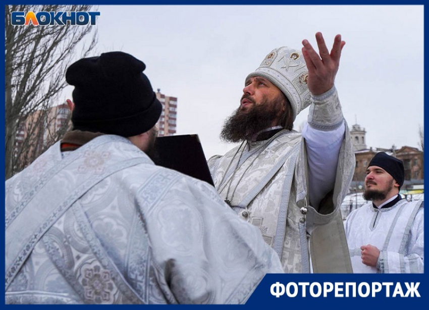 В Волгограде митрополит Феодор освятил загрязнённую Волгу: желающих искупаться не нашлось