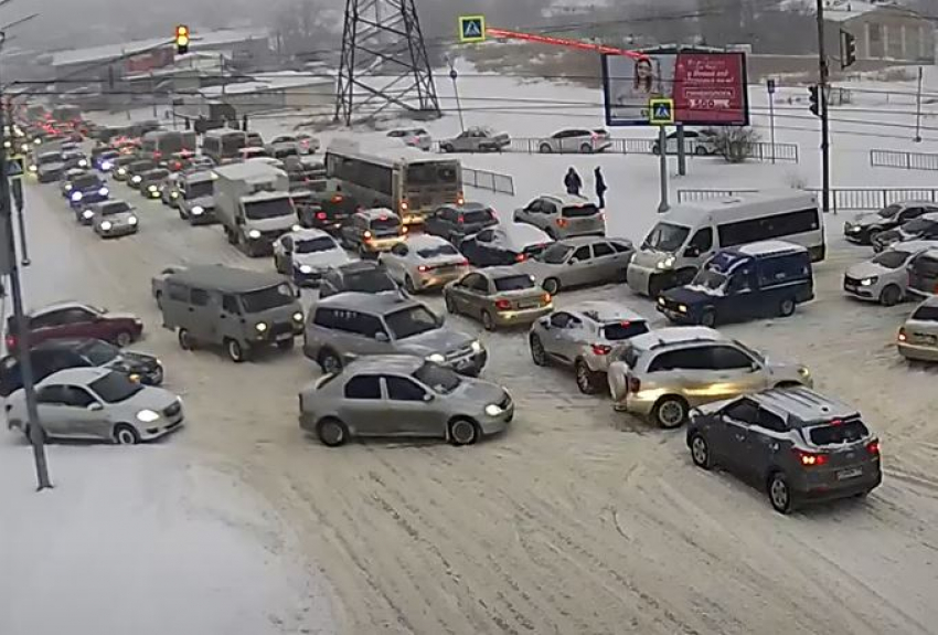 Опубликовано видео жуткого автомобильного коллапса на Второй Продольной в Волгограде