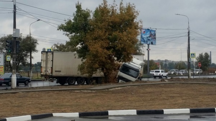 На юге Волгограда фура сложилась пополам на мокрой дороге