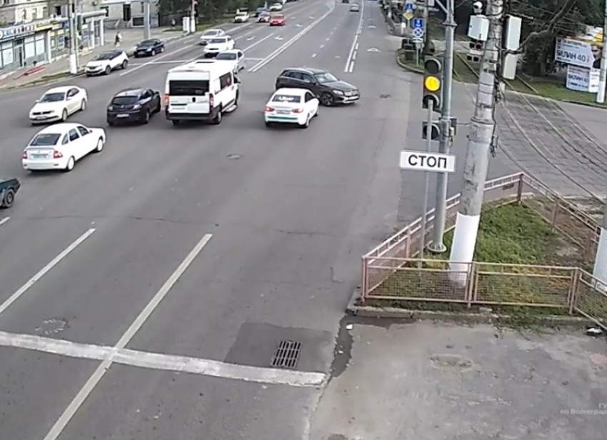 Uber протаранил Mercedes с детьми в Волгограде: момент ДТП попал на видео