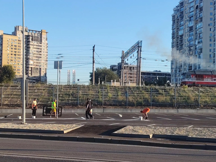 Новую платную парковку спешно дорисовали в день объявленного открытия в Волгограде: что с ней не так