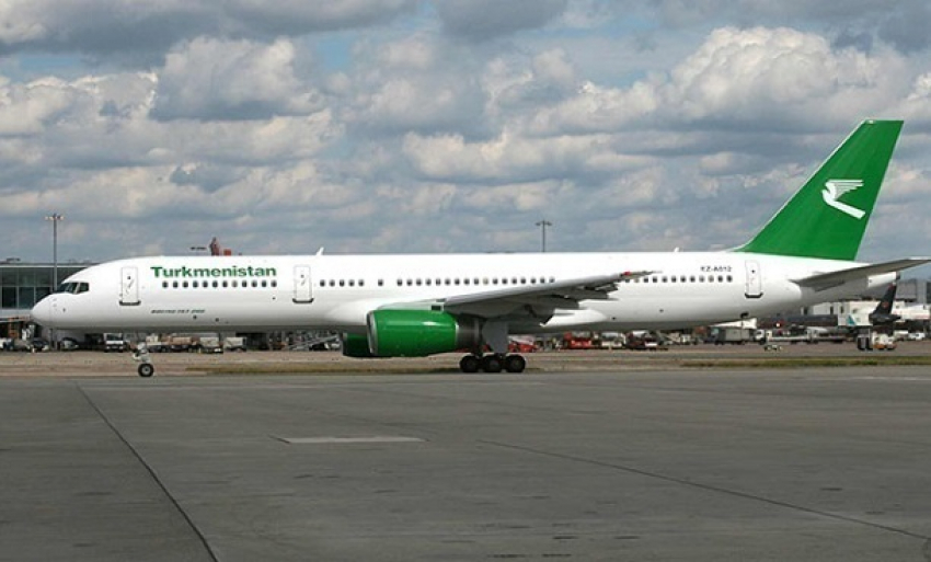 После экстренной посадки в Волгограде на борту самолета из Ашхабада скончался пассажир