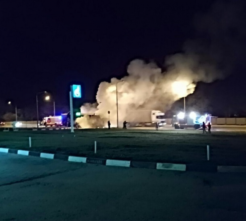 КамАЗ с прицепом загорелся на дороге в Волгограде