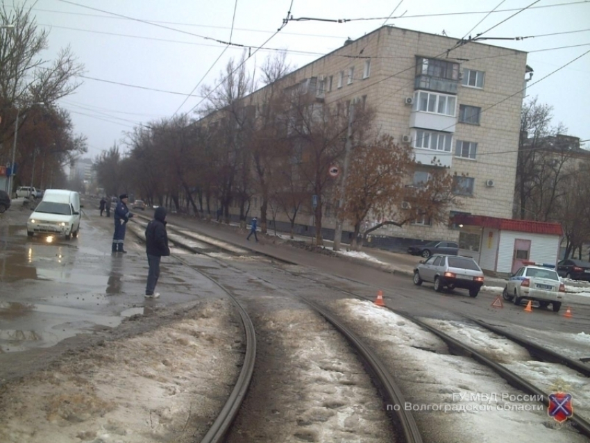 Женщина-водитель сбила пенсионерку на трамвайных путях в Волгограде