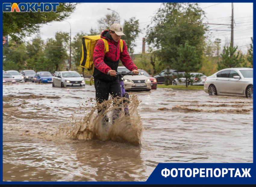 Плывущие самокаты и тонущие автобусы: воскресный ливень в Волгограде затопил Первую Продольную
