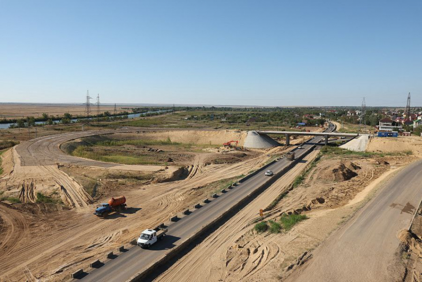 Названы сроки завершения главной дорожной стройки и новые участки для ремонта на юге Волгограда