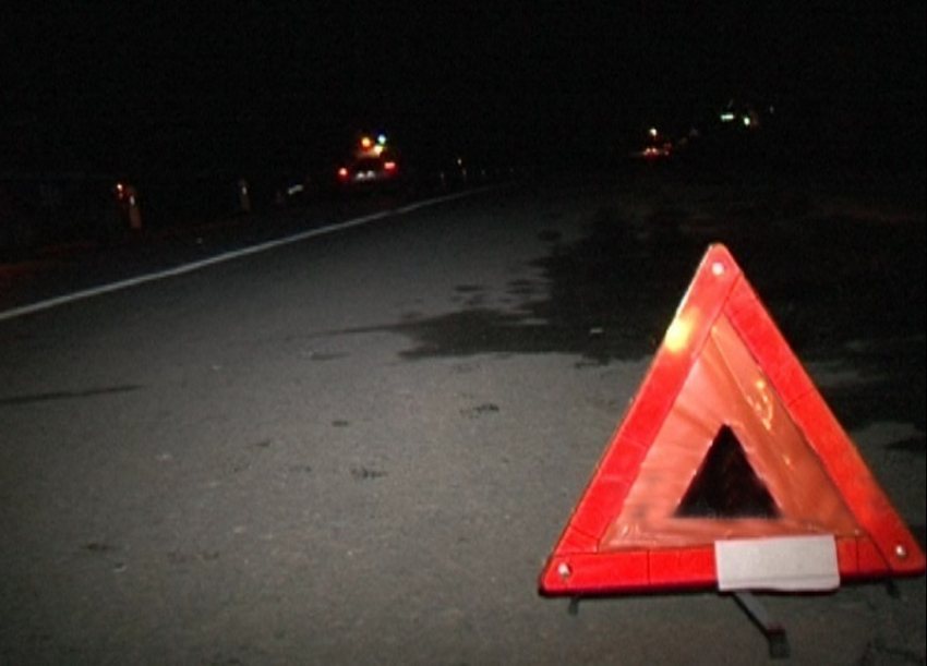 На севере Волгограда автоледи на Toyota протаранила фонарный столб из-за ямы на дороге