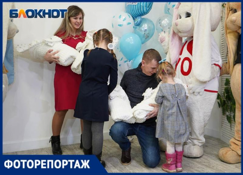 Один шанс на миллион: уникальных четверняшек в Волгограде выписали домой 