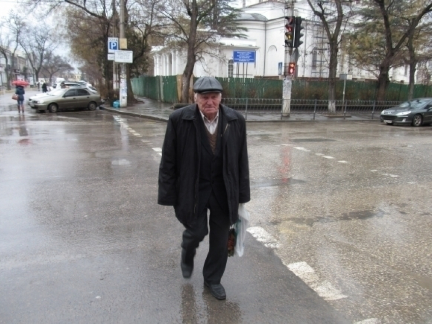 На юге Волгограда водитель Hyundai сбил 83-летнего