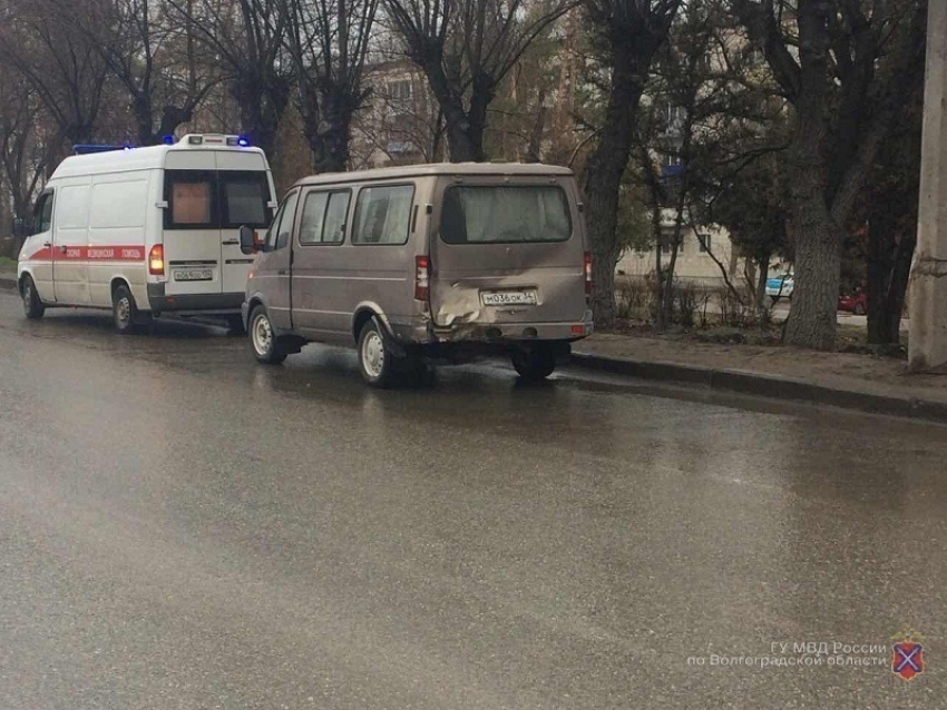 На юге Волгограда Mercedes протаранил «Газель»: двое в больнице