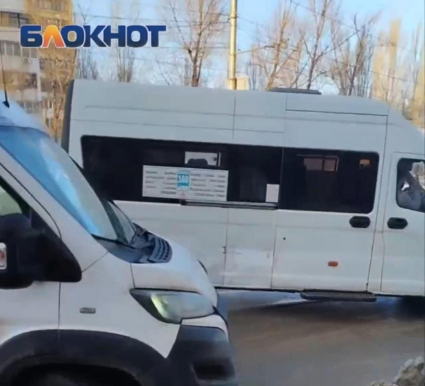 В Волгограде на обледеневшей дороге столкнулись две маршрутки с пассажирами