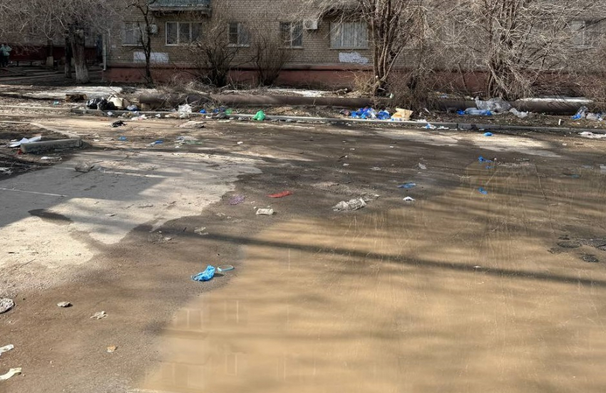 «А за забором дети играют в песочке»: свалка из бахил и шин взбесила волгоградца