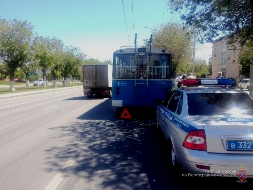 Две волгоградки пострадали в столкновении троллейбуса и иномарки