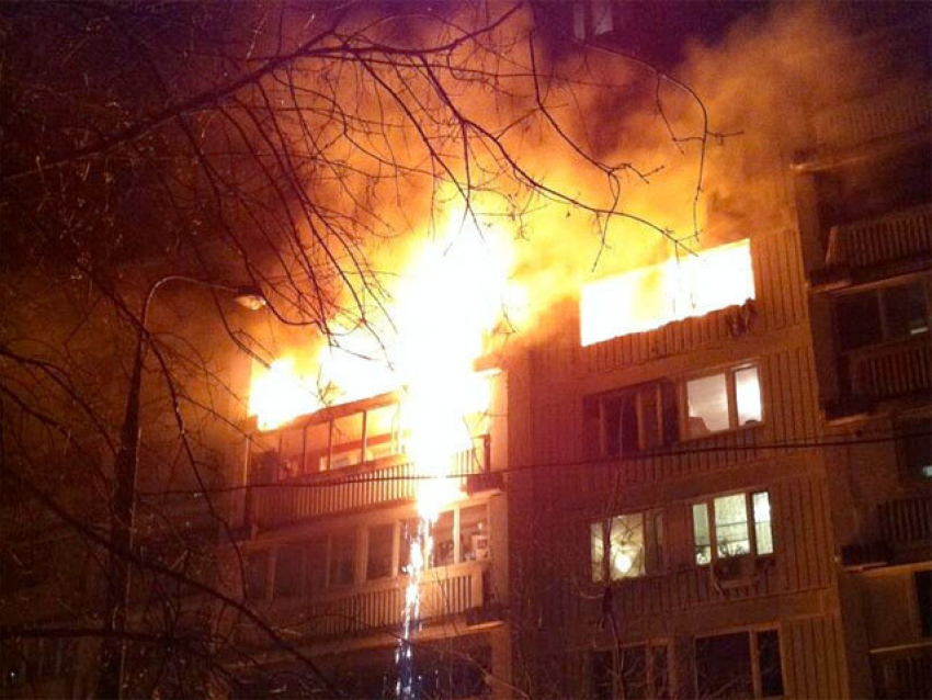 В многоэтажном доме Волжского горела квартира: эвакуировано 15 человек