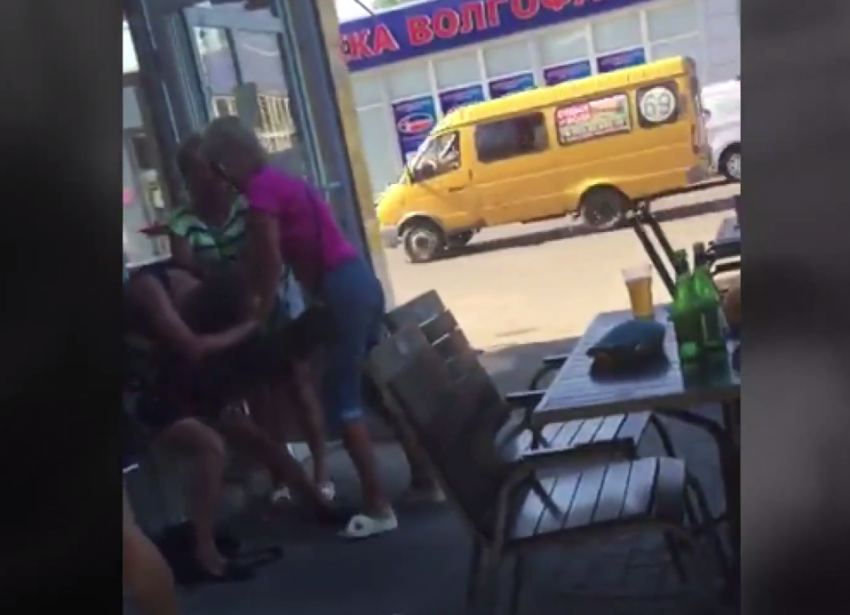 Жестокая драка продавщицы с покупательницей попала на видео в Волгограде 