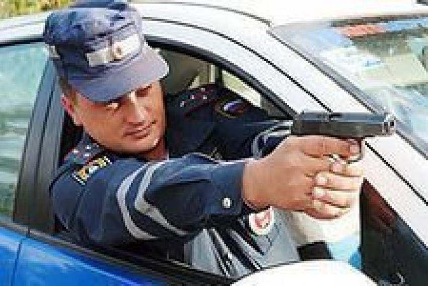Под Волгоградом полицейский стрелял в машину пьяного лихача