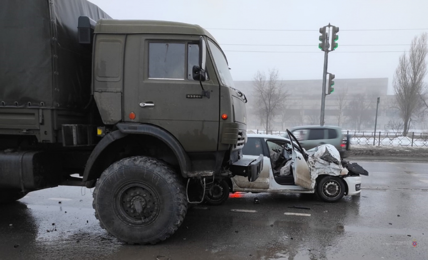 В Волгограде водителя иномарки раздавил армейский КамАЗ