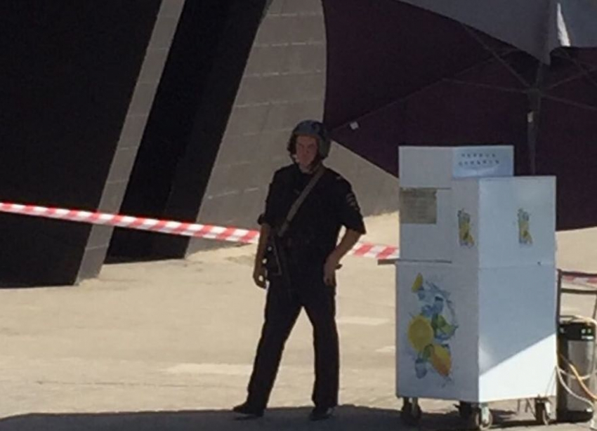 Девять крупных объектов в Волгограде эвакуируют из-за угрозы взрыва