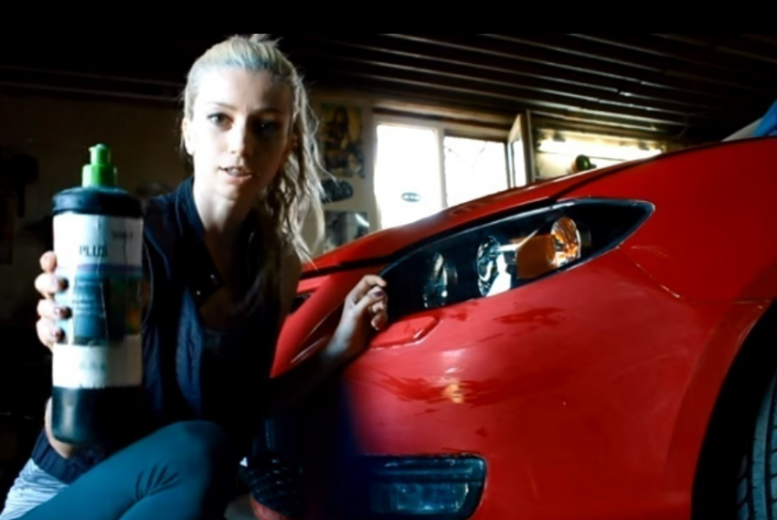 В Волгограде блондинка на видео учит мужчин полировать авто и чинить крышу