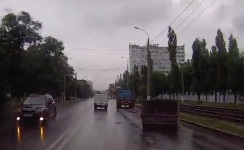 В Волгограде мусоровоз потерял по дороге мусорный контейнер 
