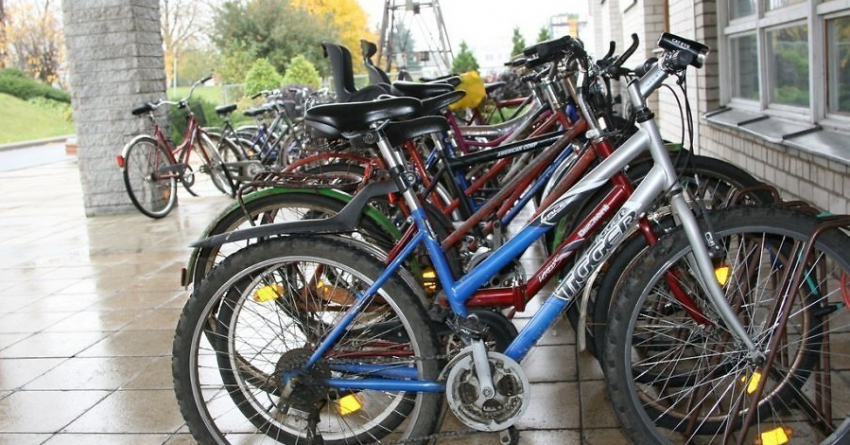 Волгоградец украл из здания школы 7 велосипедов