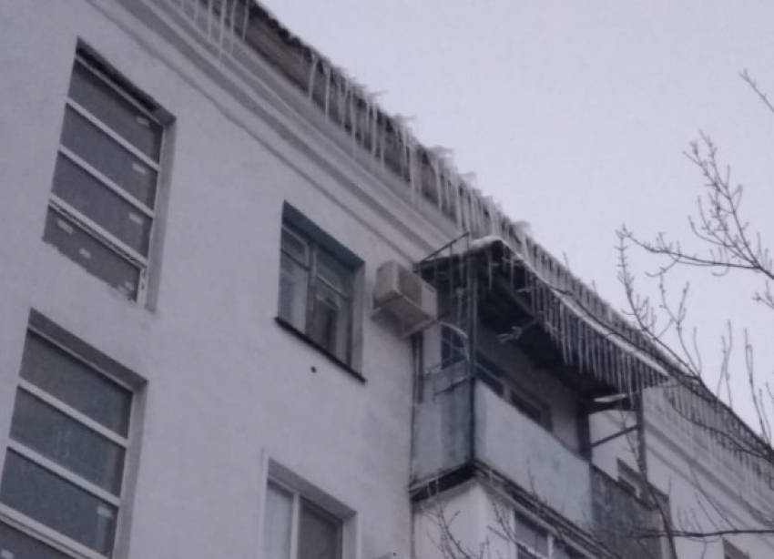 С крыш многоэтажек Волгограда летят сосульки: есть пострадавшая