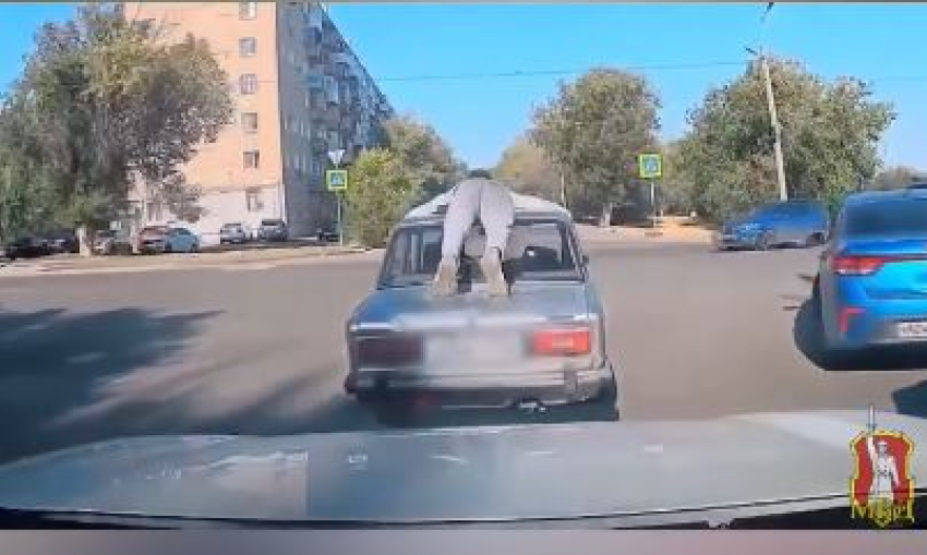 Волгоградец «звездочкой» прокатился на крыше шестерки — видео