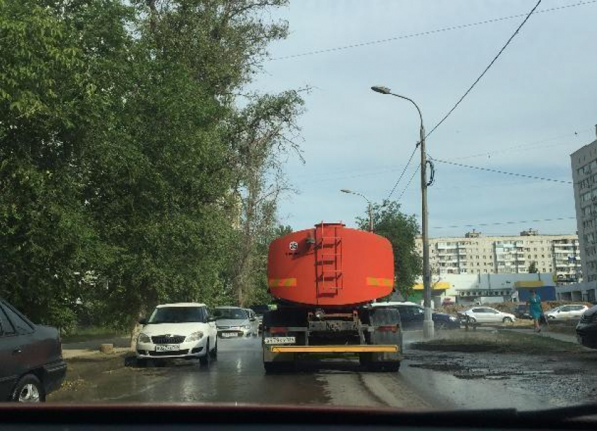В Волгограде коммунальщики смыли свежеуложенный дорожниками асфальт